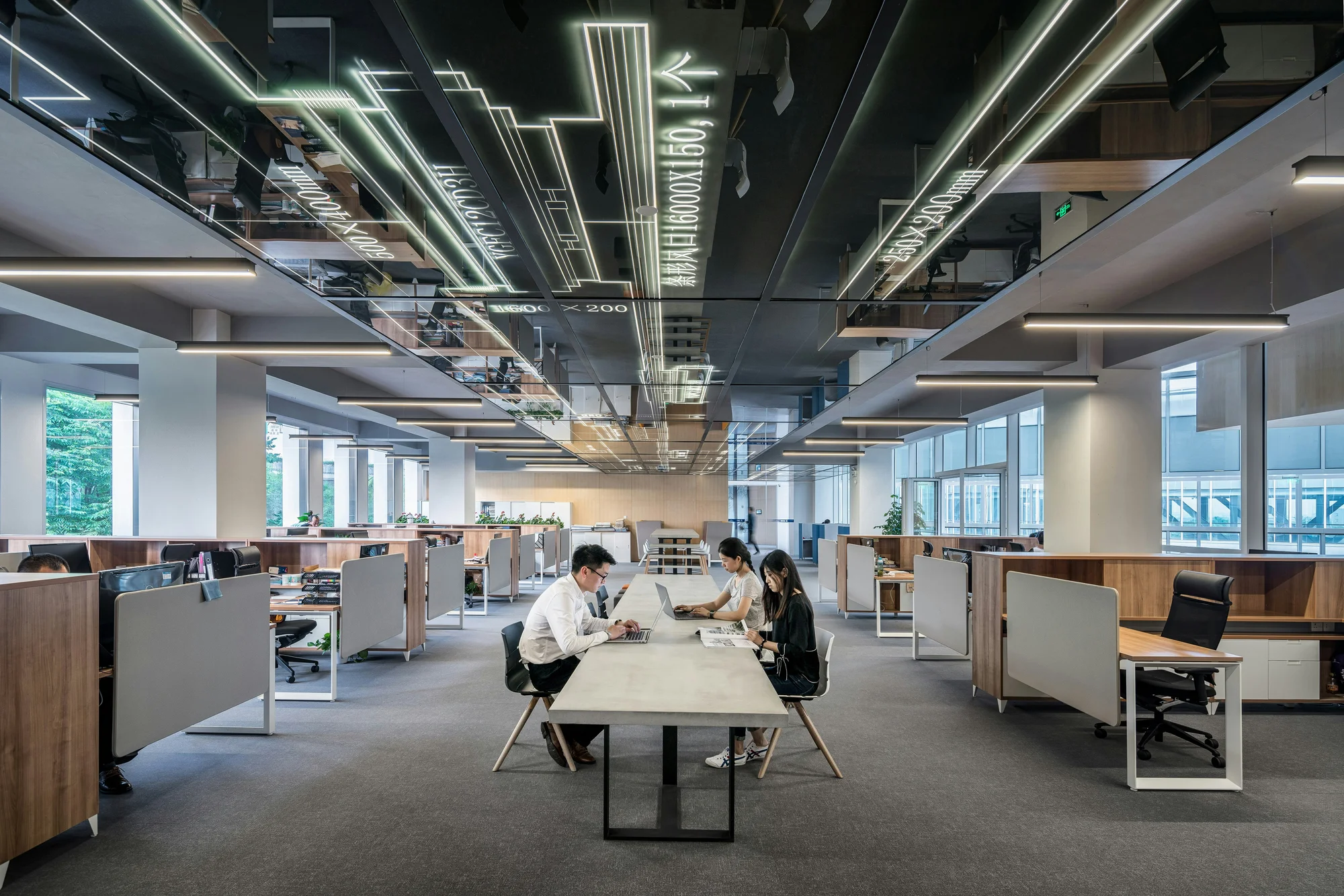 Open space de bureaux en activité, typique des sièges sociaux à Paris et en Île-de-France