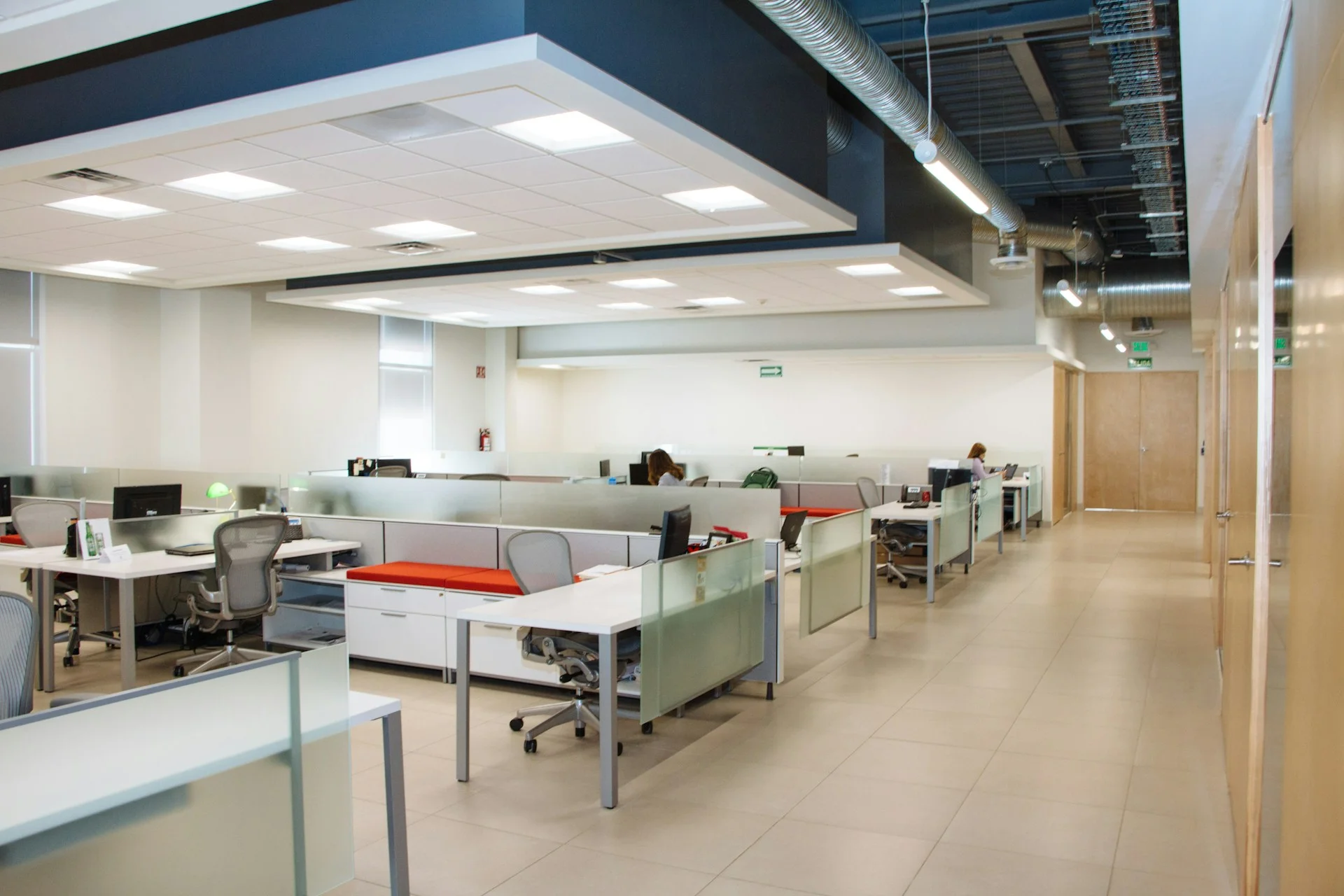 Postes de travail informatiques dans un bureau moderne