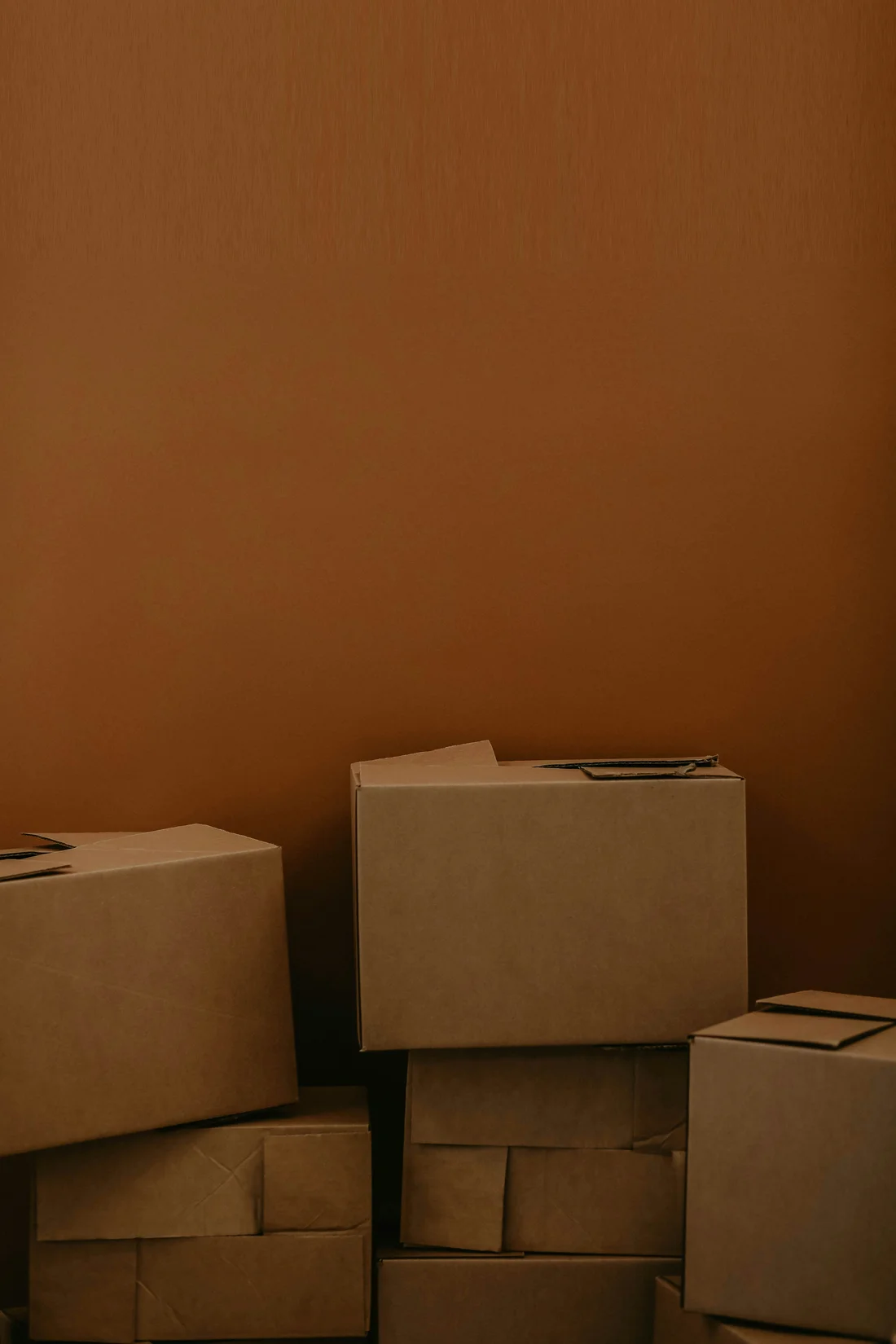 Cartons d'archives empilés, prêts pour le transfert