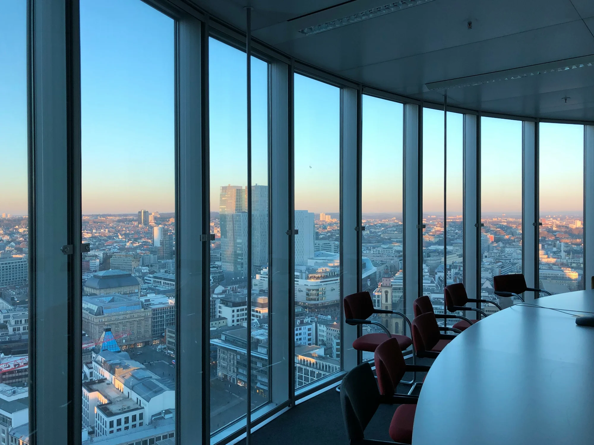 Salle de réunion avec vue panoramique, typique des sièges de grands comptes